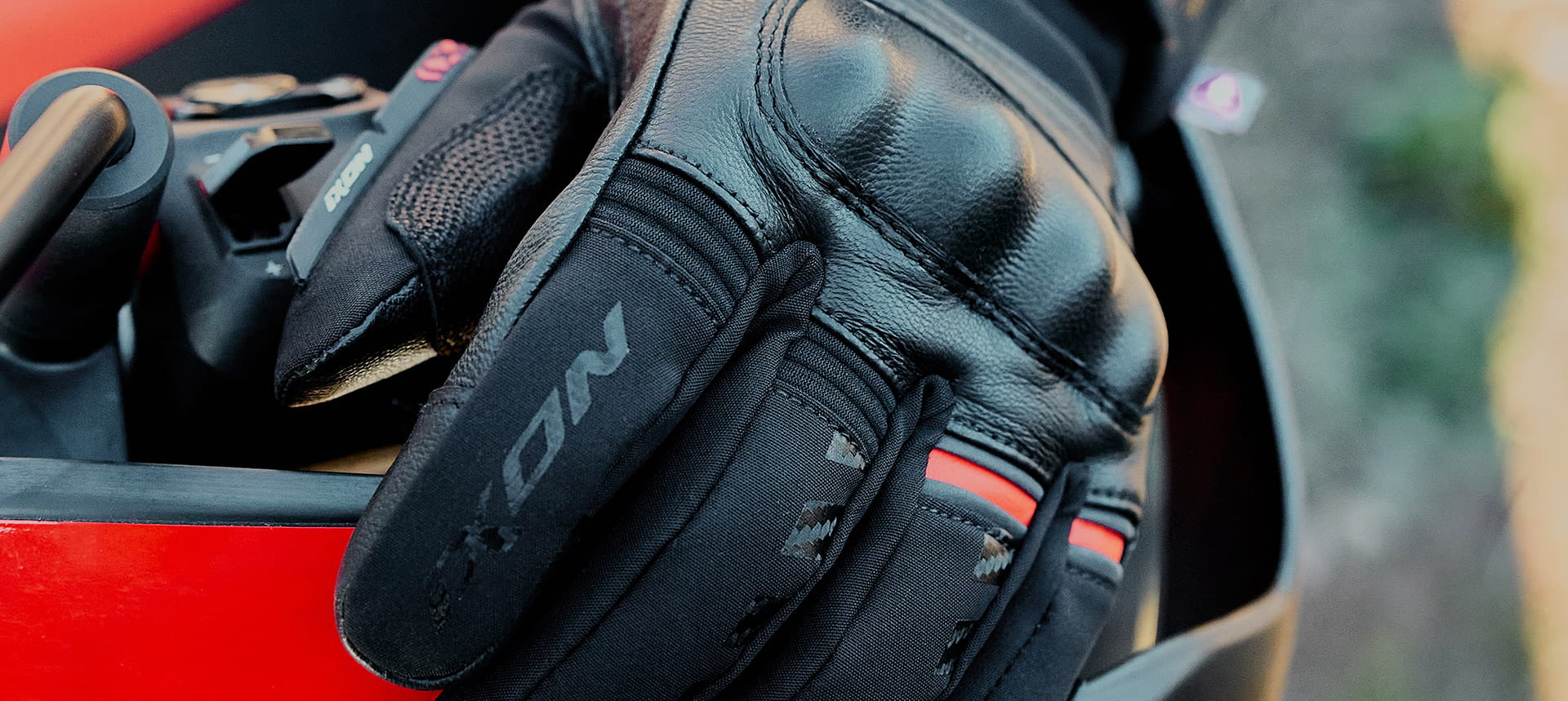 Découvrez notre Gant Moto Touring Cuir et Softshell | IXON