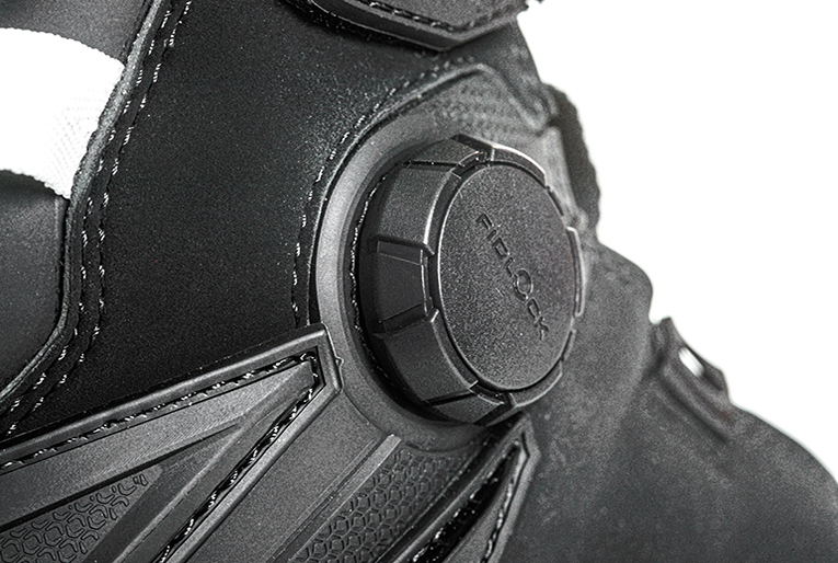 Chaussures de moto avec système FIDLOCK® Winch | IXON