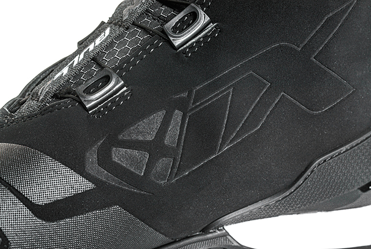 Chaussures de moto avec système FIDLOCK® Winch | IXON