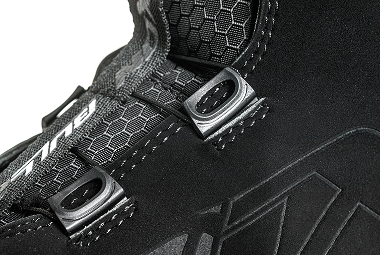 Chaussures de moto avec système FIDLOCK® Winch | IXON