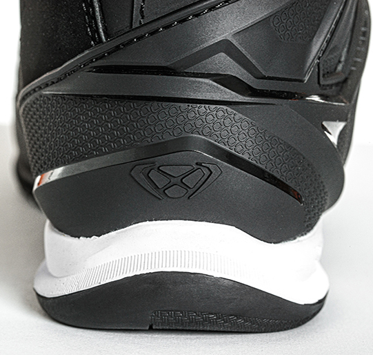 Chaussures de moto avec système FIDLOCK® Winch | IXON