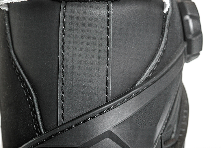 Chaussures de moto avec système FIDLOCK® Winch | IXON