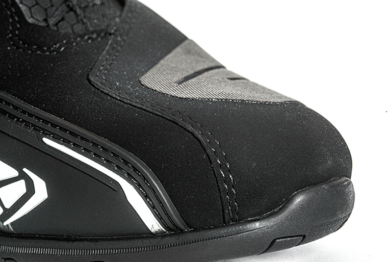 Chaussures de moto avec système FIDLOCK® Winch | IXON
