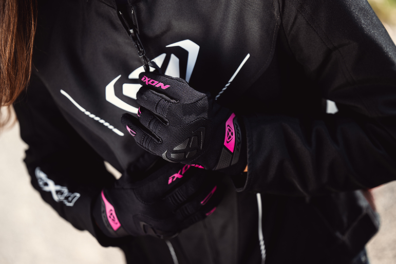 Gant moto femme roadster : confort ultime et plaisir de pilotage